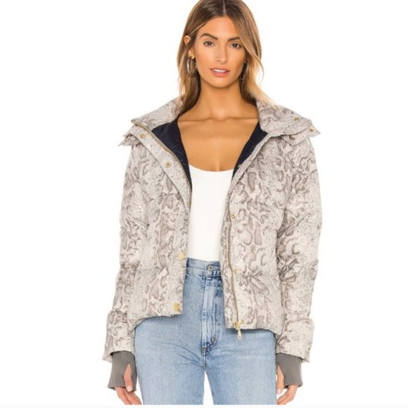 ❤️NWOT Varley Highland Puffer Jacket Grunge Snake Size Small - Picture 3 of 16